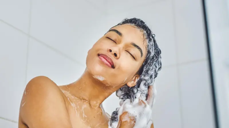 Existe en el mercado una infinidad de productos para cuidar el cabello, pero muchos hacen promesas falsas