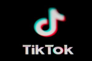 Existe una manera de disfrutar la diversidad de videos de TikTok sin necesidad de estar conectado a la red. (Foto AP/Matt Slocum)