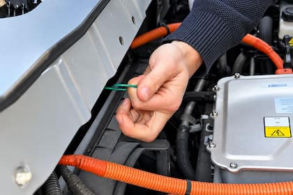 Existe una tira para destrabar el cargador, en este caso, debajo del capot
