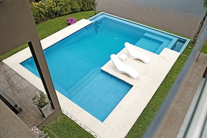 Existen algunas técnicas precisas para mantener el agua limpia de la pileta por más tiempo