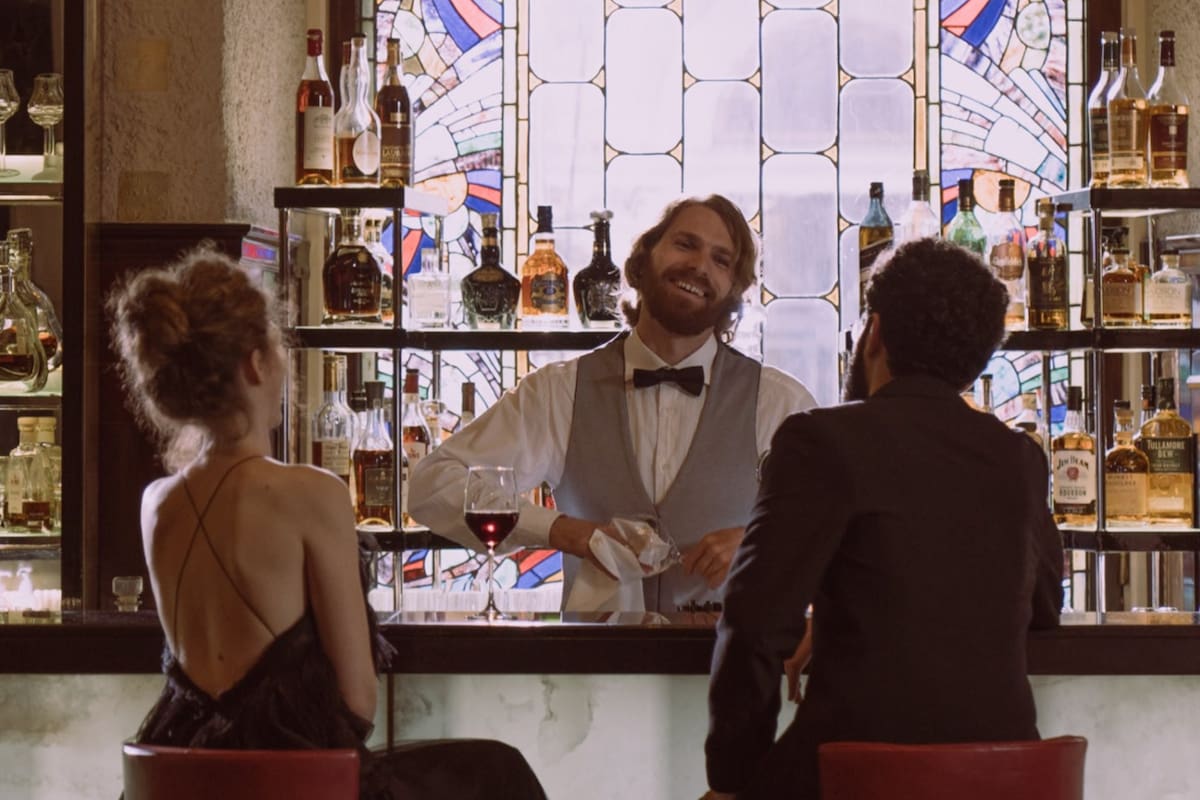 Existen bebidas que, debido a su compleja preparación o higiene, es mejor evitarlas en bares demasiado concurridos