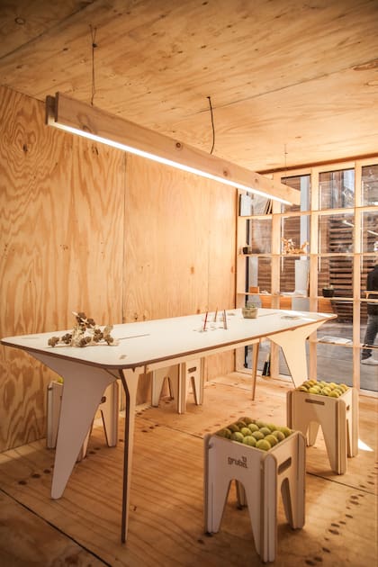 Existen contenedores reciclados que se adosan a las viviendas como lugar de trabajo para jóvenes profesionales, a quienes se les proponen muebles encastrables. FOTO: gentileza Estudio Gruba.