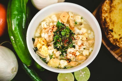 Existen diferentes variaciones del pozole, según la región de México en la que se prepare (Pexels/Miguel Galaz)