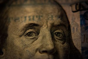 Existen distintas formas para determinar si un billete de dólar es genuino