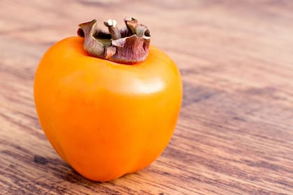 Existen distintas variedades de kakis y la forma del fruto depende de ellas. En algunos casos, la baya es esférica aplanada y en otros, cónica.