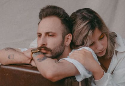 Existen diversas razones por las que una persona puede seguir aferrándose a una relación que ya ha dejado de ser saludable como la falta de amor propio o miedo a la soledad