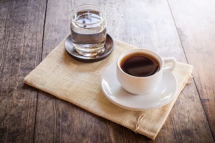 Existen diversas teorías sobre el origen de la costumbre que incita a tomar el café acompañado de un vaso de agua