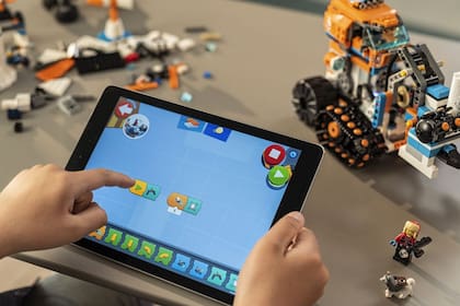 Existen kits prearmados que permiten estimular el interés de los jóvenes por el desarrollo con la ayuda de recursos visuales y menos abstractos