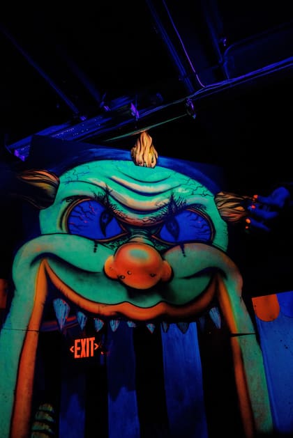 Existen más de 1200 casas embrujadas de Halloween que cobran entrada, generando unos ingresos estimados de US$300 millones
