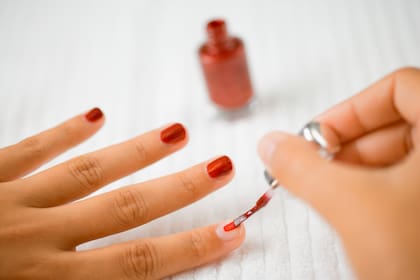 Existen métodos alternativos, menos dañinos, para lograr sacar el color de las uñas