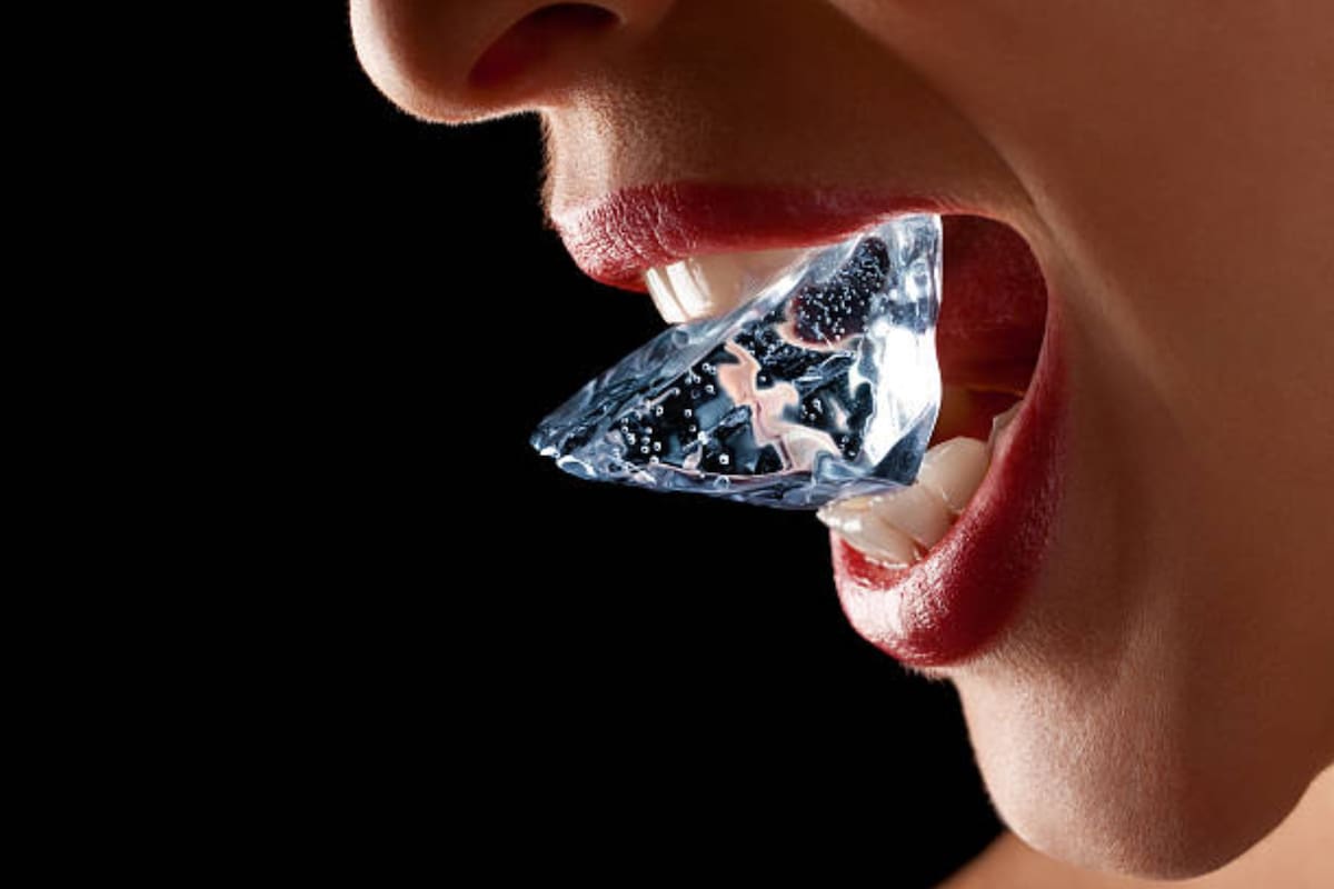 Existen muchas formas de consumir hielo; algunas son más agresivas que otras, pero masticar los cubitos enteros es la más perjudicial (Foto: iStock)