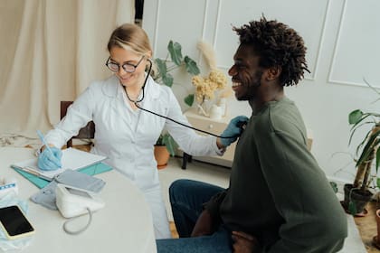 Existen organizaciones sin fines de lucro que ofrecen atención médica gratuita a los migrantes en Nueva York (Pexels/Antoni Shkraba Studio)