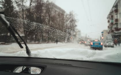 Existen otras formas de cuidar el parabrisas para evitar que se acumule hielo (Unsplash)