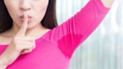 La hiperhidrosis focal primaria se da al transpirar más de lo normal, no en todo el cuerpo sino de manera focalizada en las axilas y/o manos y/o plantas de los pies