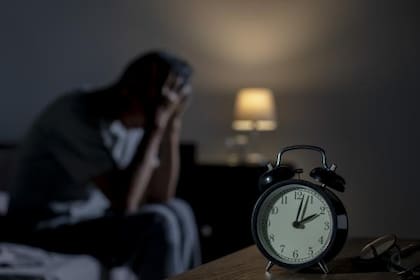 Existen varias herramientas psicológicas para ayudar con las cavilaciones nocturnas y los pensamientos recurrentes