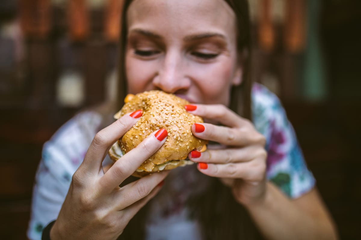 Existen varios riesgos asociados a comer demasiado rápido