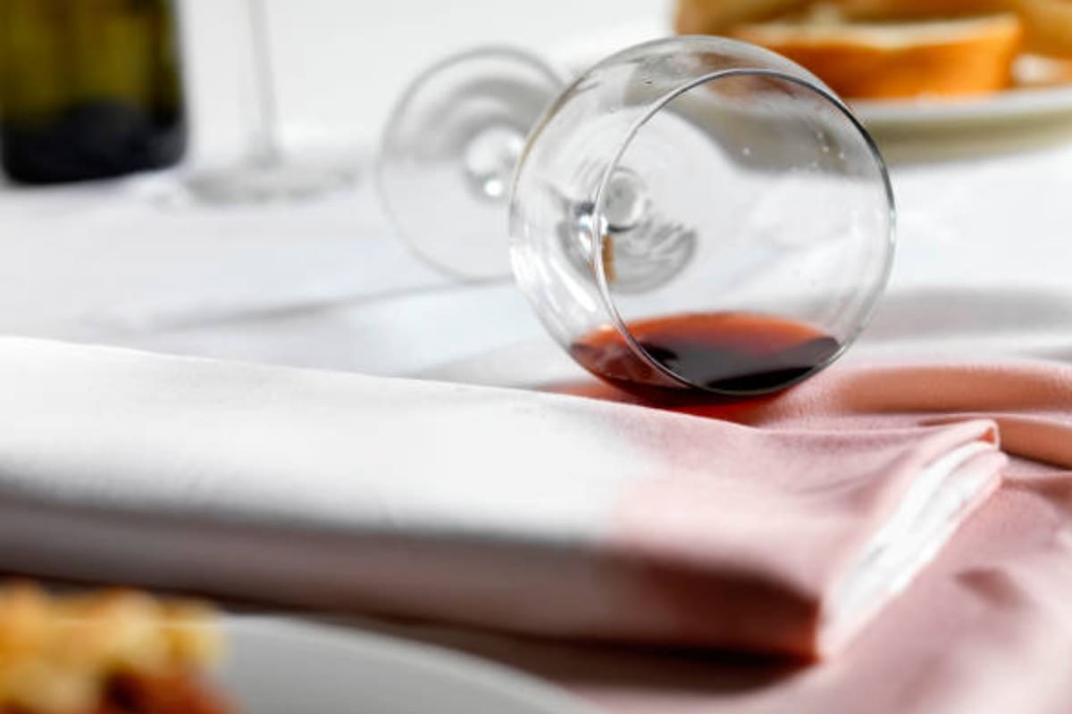 Existen varios trucos caseros para eliminar manchas de vino tinto de las telas (Foto ilustrativa: Pexels)
