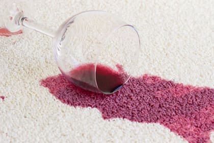 Existen varios trucos caseros para eliminar manchas de vino tinto de las telas (Foto ilustrativa: iStock)