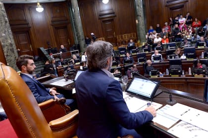 Existieron fuertes acusaciones en la previa a la sesión frente a la posibilidad de incorporar un artículo para restablecer la obligación de que los edificios de más de 25 unidades tengan una vivienda para los encargados