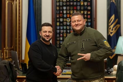 Exjefe del ejército, considerado el principal rival de Zelenskyy, revela sus desavenencias a la AP