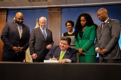 Expectativa en Illinois por lo que pueda definir el gobernador J.B. Pritzker