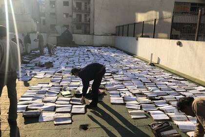 Expedientes rescatados y puestos a secar al sol en una terraza