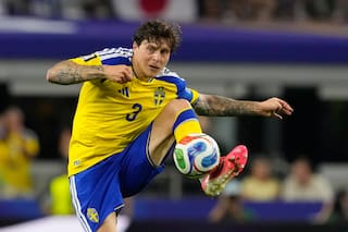 Experiencia texana: la esposa del sueco Victor Lindelöf cae de un toro mecánico durante el Mundial