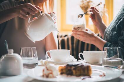 Experimentar la alegría de una interacción podría implicar nada más que una sonrisa o un comentario casual que toque un punto emocional; o puede ser una conversación inesperada en un café, entre otras
