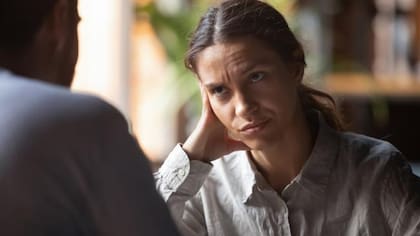 Experta en lenguaje corporal revela tres claves para saber cuando una persona miente