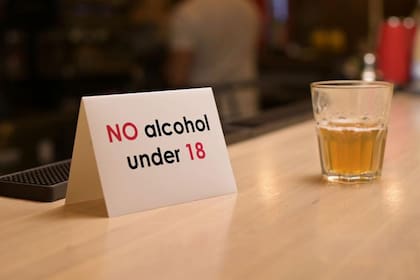 Expertos admiten que reformar las leyes para elevar la edad desde la que se puede consumir alcohol legalmente es un debate polémico