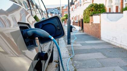 Expertos advierten que para reducir las emisiones será necesario reemplazar todos los motores a combustión por eléctricos