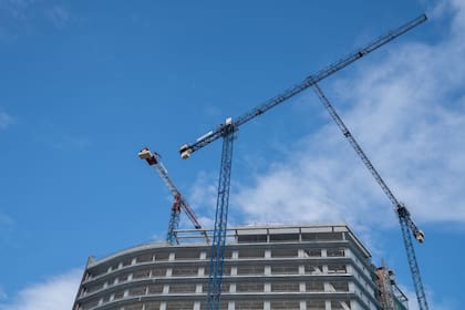Expertos anticipan una ventana de oportunidad en el costo de construcción para aquellos que cuentan con dólares y proyectos en marcha.