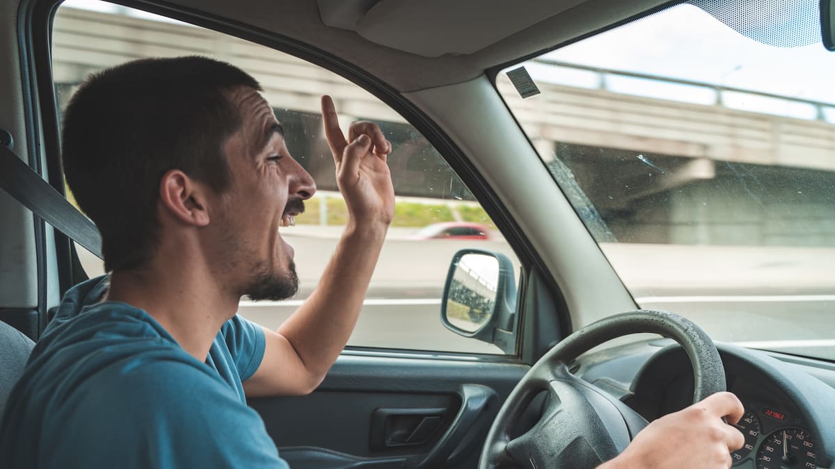 Bajar la música para estacionar se relaciona con el esfuerzo mental de las personas, según la psicología