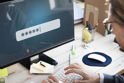 Expertos del Instituto de Tecnología y Estándares norteamericano (NIST) han actualizado sus pautas para garantizar la seguridad de las contraseñas, eliminando la recomendación de cambiar las contraseñas de forma periódica, ya que puede crear el efecto contrario al hacer que los usuarios cada vez busquen opciones de contraseña menos seguras