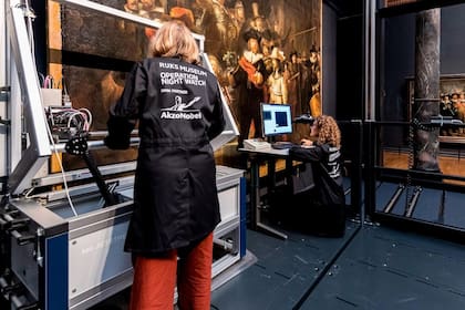 Expertos del Rijksmuseum fografían y restauran la obra de Rembrandt, "La ronda de noche"