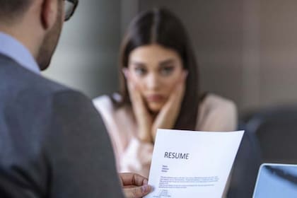 Expertos dicen que el "youngism" afecta más a las mujeres que a los hombres.