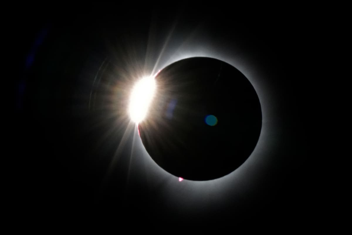 Expertos en astrofísica advirtieron que es clave está en no quitarse las gafas antes de tiempo frente a este tipo de fenómenos