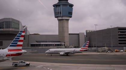 Expertos en aviación y autoridades federales intentan deternimar si el error de la torre de control en el aeropuerto LaGuardia de Queens, Nueva York, se debió al agotamiento del controlador
