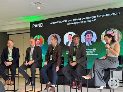 Expertos en centros de datos, conversando en el panel organizado por Schneider Electric
