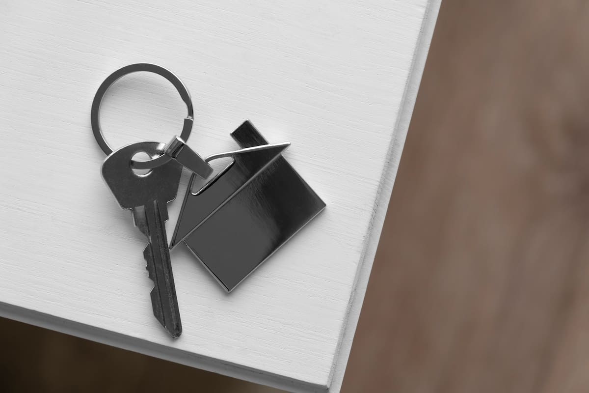 Expertos en Feng Shui explican la razón por la que se debe evitar a toda costa dejar las llaves sobre la mesa (Foto ilustrativa: Freepik)