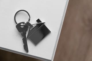 La razón por la que se debe evitar a toda costa dejar las llaves sobre la mesa