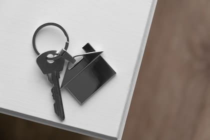 Expertos en Feng Shui explican la razón por la que se debe evitar a toda costa dejar las llaves sobre la mesa (Foto ilustrativa: Freepik)