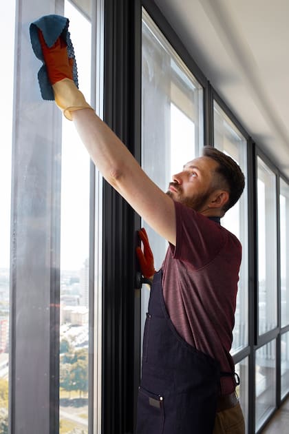 Expertos en limpieza aconsejan trabajar con dos paños distintos: uno húmedo y otro seco (Foto de carácter ilustrativo: Freepik)