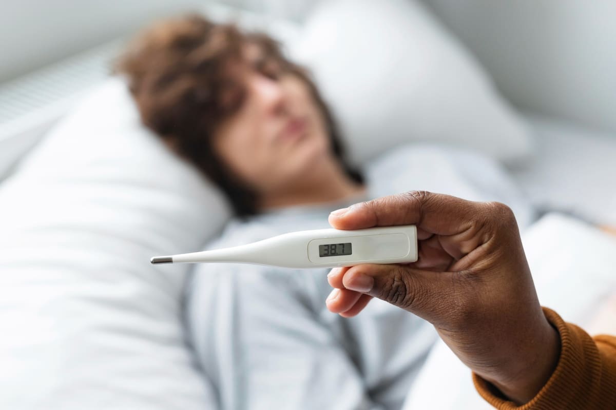Expertos explican por qué los cambios bruscos de temperatura pueden ser perjudiciales al tener fiebre (Foto: Freepik)