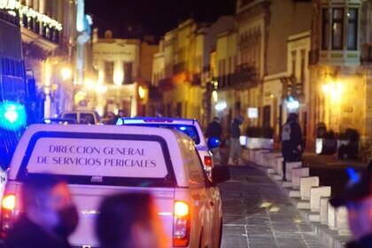 Expertos forenses llegan a la zona donde fue localizada una camioneta con cuerpos sin vida en el estado de Zacatecas. Crédito: EFE/ Gary Robledo