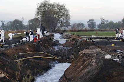 Expertos forenses trabajaban ayer en la zona de la explosión, en la localidad de Tlahuelilpan