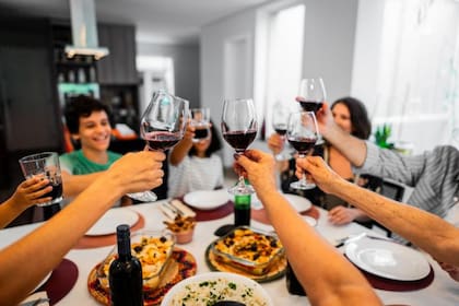 Expertos ponen en duda la efectividad del "modelo europeo", el cual permite que los miembros más jóvenes de la familia tomen alcohol en algunas ocasiones, para evitar futuros abusos