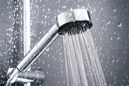 Expertos recomiendan bañarse con agua tibia para mantener una calidad de vida óptima