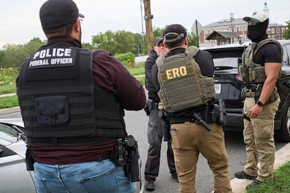 Expertos recomiendan llevar consigo una serie de evidencias ante una detención del ICE en Florida