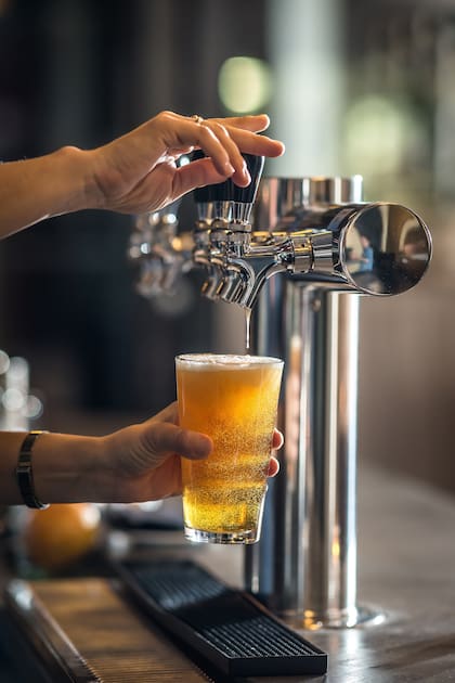 Expertos recomiendan no consumir alcohol para evitar deshidratarse